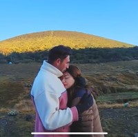 Terlihat selama perjalanan mendaki Gunung Gede pasangan tersebut kompak dan romantis. Ladislao sempat terlihat memeluk dan mencium Nathalie, seperti dalam foto yang satu ini. Foto: YouTube/@NathalieHolscher
