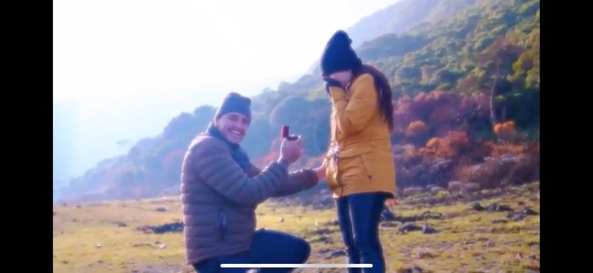 Sederhana tapi romantis, usai mengungkapkan perasaannya Ladislao pun mengeluarkan cincin di saku jaketnya dan berlutut di hadapan Nathalie. “Do you wanna marry me?” tanya Ladislao kepada Nathalie. Foto: YouTube/@NathalieHolscher