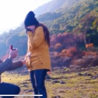 Sederhana tapi romantis, usai mengungkapkan perasaannya Ladislao pun mengeluarkan cincin di saku jaketnya dan berlutut di hadapan Nathalie. “Do you wanna marry me?” tanya Ladislao kepada Nathalie. Foto: YouTube/@NathalieHolscher