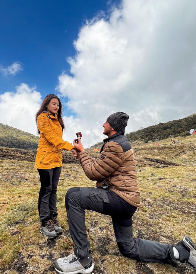 Ketika keduanya berada di Puncak Gunung Gede, Ladislao pun langsung mengungkapkan perasaannya dan melamar Nathalie. Ladislao mengatakan bahwa dari sejak pertama bertemu dirinya sudah mengetahui bahwa Nathalie lah pilihannya. Dan karena ia tak ingin berlama-lama, Ladislao pun memutuskan untuk melamar Nathalie meski keduanya baru berpacaran. Foto: Instagram/@nathalieholscher