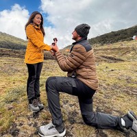 Ketika keduanya berada di Puncak Gunung Gede, Ladislao pun langsung mengungkapkan perasaannya dan melamar Nathalie. Ladislao mengatakan bahwa dari sejak pertama bertemu dirinya sudah mengetahui bahwa Nathalie lah pilihannya. Dan karena ia tak ingin berlama-lama, Ladislao pun memutuskan untuk melamar Nathalie meski keduanya baru berpacaran. Foto: Instagram/@nathalieholscher