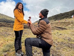 7 Momen Nathalie Holscher Dilamar Ladislao di Gunung Gede, Pose Pamer Cincin