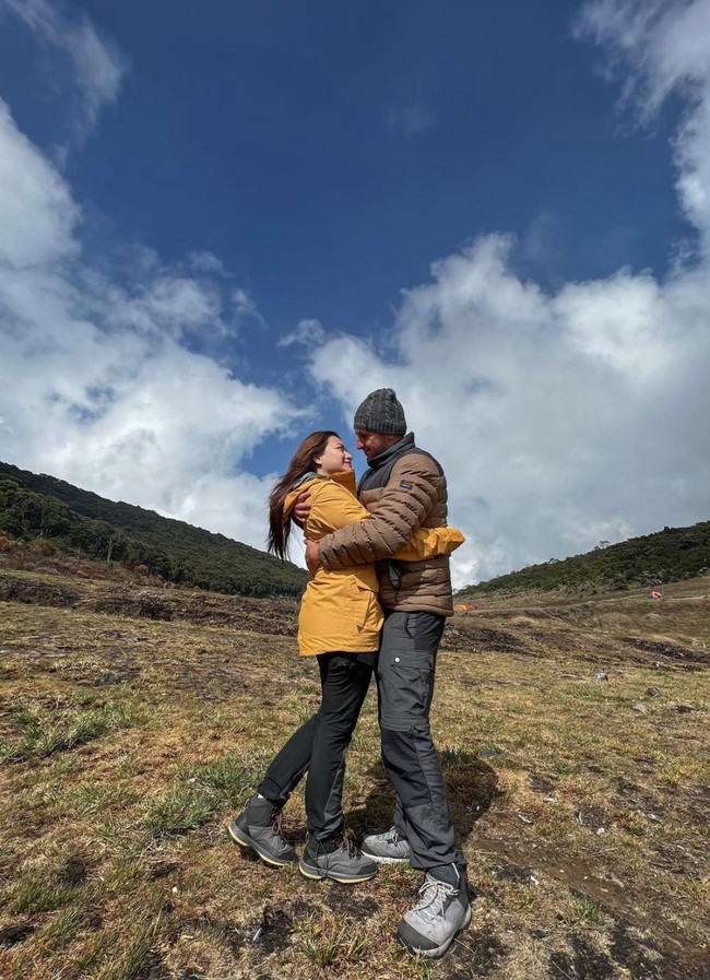 Mengetahui dirinya dilamar, Nathalie terkejut dan sempat diam beberapa saat sampai akhirnya Nathalie mengiyakan dan menerima lamaran tersebut. Keduanya pun kemudian berpelukan. Foto: Instagram/@nathalieholscher