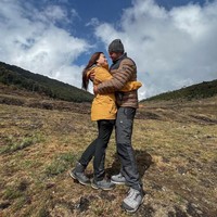 Mengetahui dirinya dilamar, Nathalie terkejut dan sempat diam beberapa saat sampai akhirnya Nathalie mengiyakan dan menerima lamaran tersebut. Keduanya pun kemudian berpelukan. Foto: Instagram/@nathalieholscher