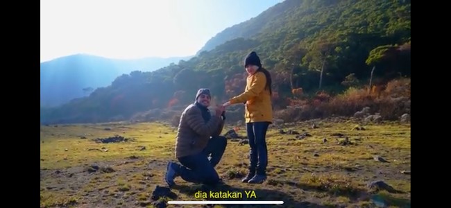 Ladislao pun kembali berlutut dan memasangkan cincin ke jari manis Nathalie. Mantan istri Sule itu pun tampak begitu bahagia. Foto: YouTube/@NathalieHolscher