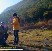 Ladislao pun kembali berlutut dan memasangkan cincin ke jari manis Nathalie. Mantan istri Sule itu pun tampak begitu bahagia. Foto: YouTube/@NathalieHolscher