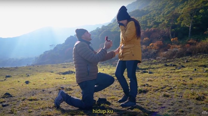Nathalie Holscher Dilamar oleh Ladislao Camara Nathalie Holscher Dilamar oleh Ladislao Camara