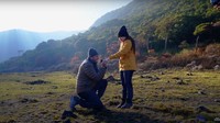 Begitu Nathalie Holscher menerima lamarannya, Ladislao Camara memasangkan cincin yang diberikannya. Foto: YouTube Nathalie Holscher
