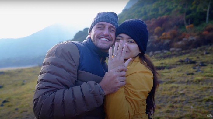 Nathalie Holscher Dilamar oleh Ladislao Camara