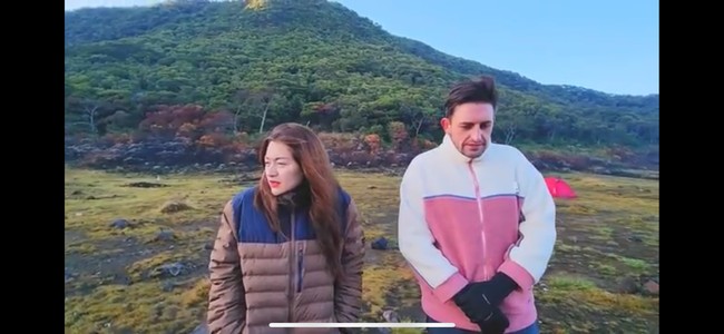 Melalui akun Instagram pribadinya Nathalie Holscher membagikan momen saat dirinya dilamar oleh Ladislao. Lamaran tersebut berlangsung saat keduanya sedang naik gunung. Foto: YouTube/@NathalieHolscher