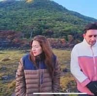 Melalui akun Instagram pribadinya Nathalie Holscher membagikan momen saat dirinya dilamar oleh Ladislao. Lamaran tersebut berlangsung saat keduanya sedang naik gunung. Foto: YouTube/@NathalieHolscher