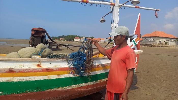 Nelayan Kecamatan Camplong, Sampang diresahkan maraknya penggunaan jaring cantrang di perairan Pantai Camplong. Nelayan tradisional sering mengeluhkan jaringnya hilang terseret, akibat adanya jaring cantrang atau pukat harimau.