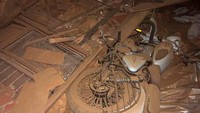 Tak hanya itu, getaran sedang juga dirasakan hingga ke ibu kota India, New Delhi, yang berjarak hampir 500 kilometer (300 mil) dari pusat gempa.