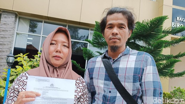 Nurdianti Maha (42) saat menunjukkan bukti laporannya di Polda Sumut. (Goklas Wisely/detikSumut)