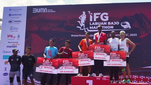 Pelari asal Kenya naik podium setelah mencatatkan waktu tercepat kategori Marathon pada IFG Labuan Bajo Marathon 2023 di Labuan Bajo, Sabtu (4/11/2023)
