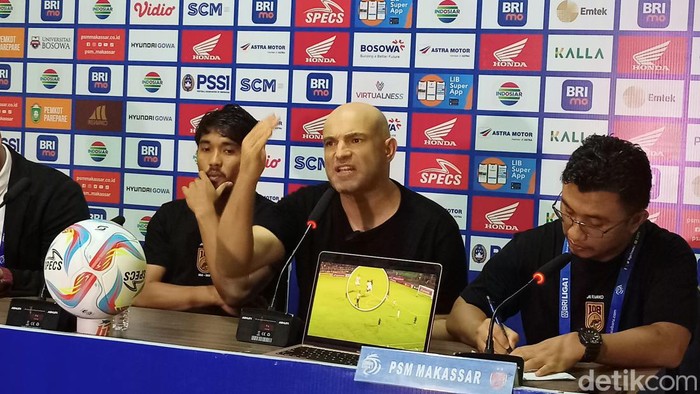 Pelatih PSM Makassar Bernardo Tavares meluapkan kekesalannya usai timnya dikalahkan Persija Jakarta 2-3.