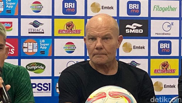 Pelatih PSS Sleman Bertrand Crasson saat sesi jumpa pers usai laga PSS vs Bali United, Jumat (3/11/2023).