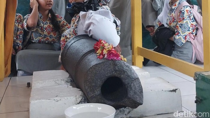 Pemandu wisata Istana Maimun Syarifah menjelaskan tentang Meriam Puntung. (Finta Rahyuni/detikSumut)