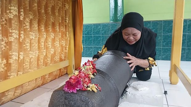 Pemandu wisata Istana Maimun Syarifah menjelaskan tentang Meriam Puntung. (Finta Rahyuni/detikSumut)
