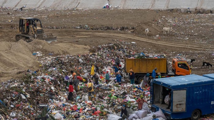 Pembatasan kemasan plastik turunkan timbulan sampah Sejumlah pemulung mencari barang bekas di tumpukan sampah di Tempat Pembuangan Sampah AKhir (TPA) Kawatuna, Palu, Sulawesi Tengah, Jumat (3/11/2023). Dinas Lingkungan Hidup (DLH) setempat mengklaim terjadi penurunan timbulan sampah di wilayah itu sejak diberlakukannya pembatasan penggunaan kemasan plastik sekali pakai kepada para pedagang di pasar tradisional dan pelaku bisnis retail modern pada awal Agustus 2023 lalu dari rata-rata 210 ton per hari menjadi 125 ton per hari. ANTARA FOTO/Basri Marzuki/Spt.