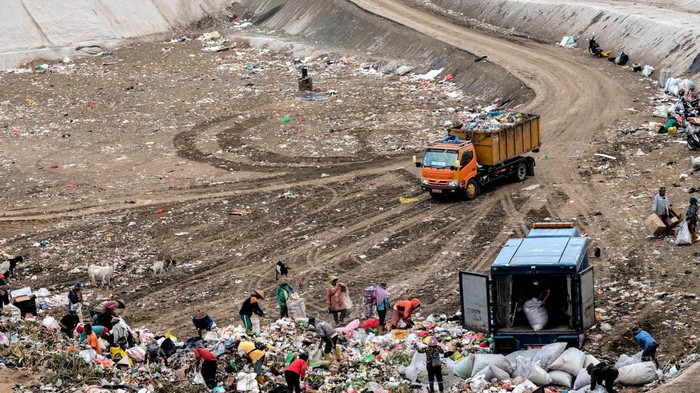 Pembatasan kemasan plastik turunkan timbulan sampah Sejumlah pemulung mencari barang bekas di tumpukan sampah di Tempat Pembuangan Sampah AKhir (TPA) Kawatuna, Palu, Sulawesi Tengah, Jumat (3/11/2023). Dinas Lingkungan Hidup (DLH) setempat mengklaim terjadi penurunan timbulan sampah di wilayah itu sejak diberlakukannya pembatasan penggunaan kemasan plastik sekali pakai kepada para pedagang di pasar tradisional dan pelaku bisnis retail modern pada awal Agustus 2023 lalu dari rata-rata 210 ton per hari menjadi 125 ton per hari. ANTARA FOTO/Basri Marzuki/Spt.