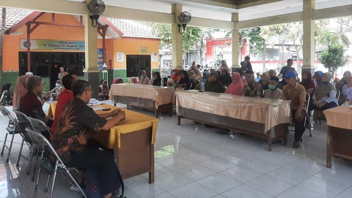 Pemkab Gresik Bagikan BLT Dana Bagi Hasil Cukai kepada Warga Kedamean