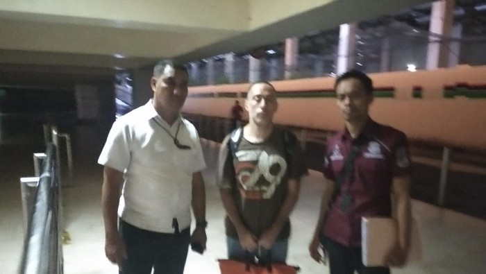 Penampakan WNA Italia pelaku KDRT ke dosen Unhas Makassar ditangkap di Bandara Sultan Hasanuddin Makassar. Dokumen Istimewa