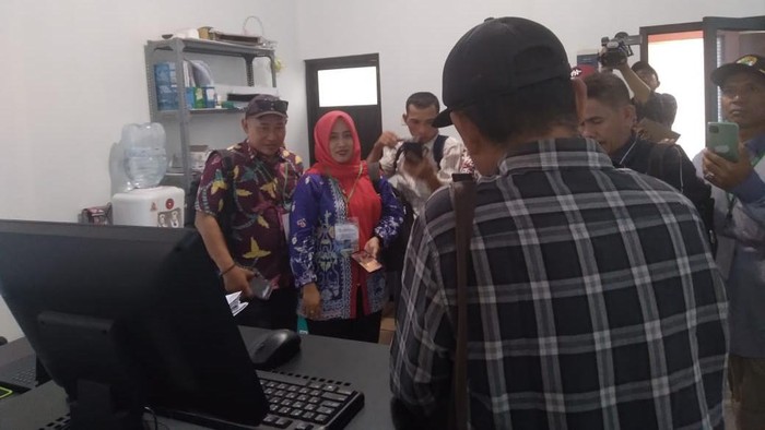 Peserta belajar digitalisasi di SPBUN PPC yang dikelola oleh KUD Mino Saroyo, Kabupaten Cilacap, Kamis (2/11/2023).