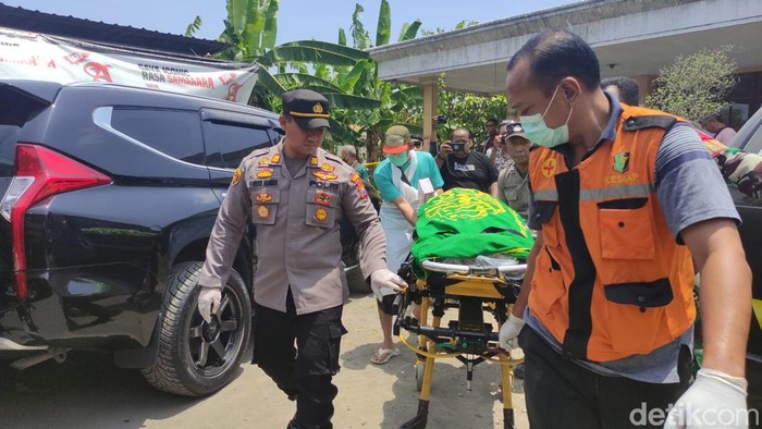 Petugas melakukan evakuasi jasad nenek di Sidoarjo tewas usai rumahnya dirampok