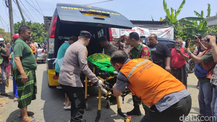 Petugas melakukan evakuasi jasad nenek di Sidoarjo tewas usai rumahnya dirampok