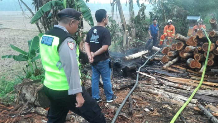 Petugas pemadam kebakaran saat melakukan proses pemadaman api yang membakar gudang kayu di Banjar Berawantangi, Desa Tuwed, Kecamatan Melaya, Jembrana, Bali, Sabtu (4/11/2023). (Foto: Dok. Polsek Melaya)