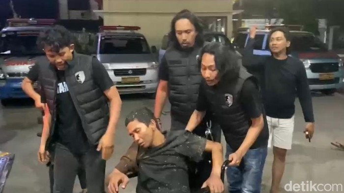 Polisi mengamankan pelaku perampokan rumah mewah di Makassar.