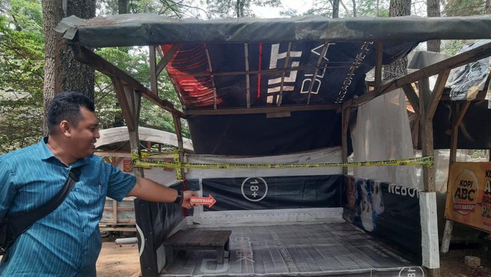 Polisi saat melakukan olah TKP di lokasi pencabulan korban di Mojokerto