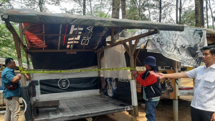 Polisi saat melakukan olah TKP di lokasi pencabulan korban di Mojokerto