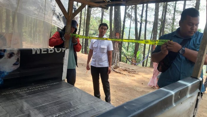 Polisi saat melakukan olah TKP di lokasi pencabulan korban di Mojokerto