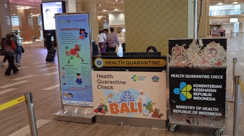 Poster imbauan waspada nipah, cacar monyet, dan demam kuning di Bandara I Gusto Ngurah Rai, Bali. (Foto: Kantor Kesehatan Pelabuhan Kelas I Denpasar)