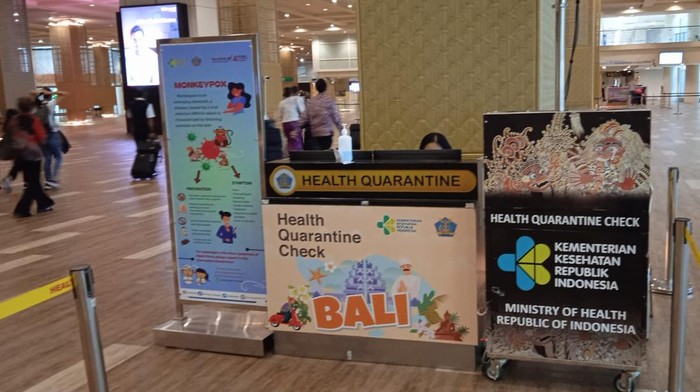 Poster imbauan waspada nipah, cacar monyet, dan demam kuning di Bandara I Gusto Ngurah Rai, Bali. (Foto: Kantor Kesehatan Pelabuhan Kelas I Denpasar)