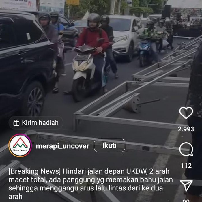 Postingan IG @merapi_uncover bernarasi jalan macet di depan kampus UKDW Jogja, Sabtu (4/11/2023).
