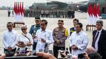 Potret Kapolri Dampingi Jokowi Kirim Bantuan Tahap Awal ke Gaza