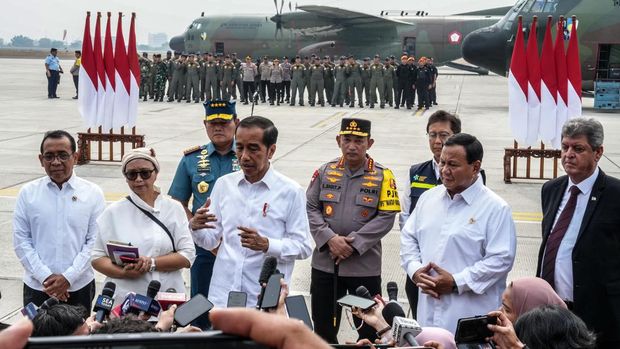 Potret Kapolri Dampingi Jokowi Kirim Bantuan Tahap Awal ke Gaza