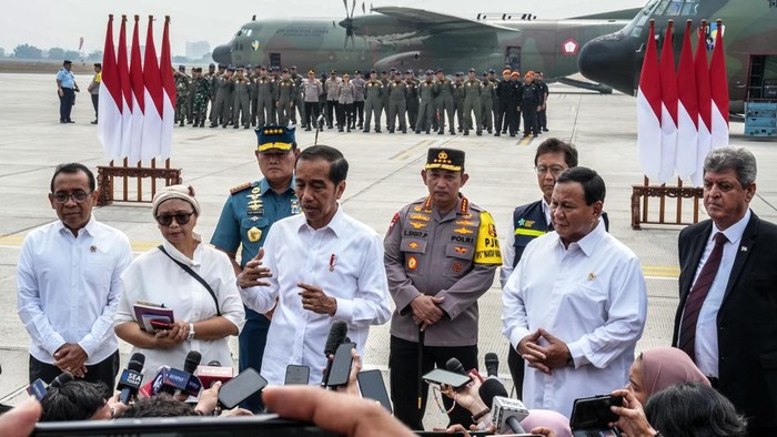 Potret Kapolri Dampingi Jokowi Kirim Bantuan Tahap Awal ke Gaza Potret Kapolri Dampingi Jokowi Kirim Bantuan Tahap Awal ke Gaza