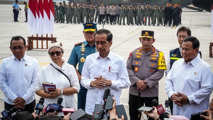 Potret Kapolri Dampingi Jokowi Kirim Bantuan Tahap Awal ke Gaza