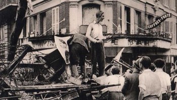 Rue St. Placide, Agustus 1944. Sejak 1940, Paris diduduki oleh pasukan Jerman. Ketika tentara sekutu mendekati ibu kota, hal ini mendorong penduduk Paris untuk melawan. Terjadilah pemogokan umum, diikuti dengan pemberontakan terbuka. Di mana-mana di kota (seperti di sini, di rue St. Placide) barikade didirikan, dan sekitar tanggal 20 Agustus, perlawanan telah menguasai kota. Meskipun secara militer tidak efisien, barikade-barikade ini memiliki karakter simbolis untuk pemberontakan Paris. (Foto: Boredpanda)