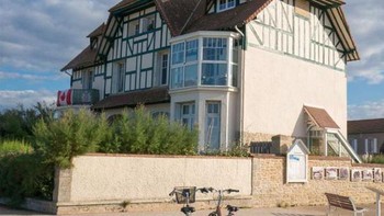 Villa Denise Et Roger di Pantai Juno, Villa Denise et Roger adalah salah satu tempat paling terkenal pada saat D-Day. Wilayah di sekitar Bernières-Sur-Mer dibebaskan oleh tentara Kanada pada tanggal 6 Juni, 1944. (Foto: Boredpanda)