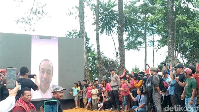 Presiden Jokowi menyapa masyarakat Karo saat acara peletakan batu pertama Monumen Juma Jokowi (Nizar Aldi/detikSumut)