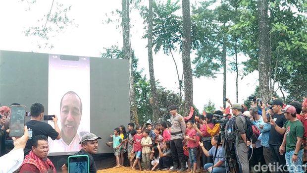 Presiden Jokowi menyapa masyarakat Karo saat acara peletakan batu pertama Monumen Juma Jokowi (Nizar Aldi/detikSumut)