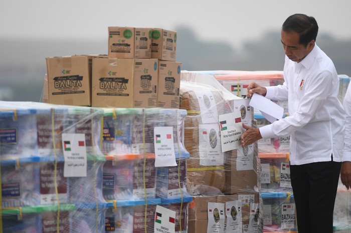 Presiden Joko Widodo bersiap memberikan keterangan usai melepas bantuan untuk Palestina di Pangkalan Udara TNI AU Halim Perdana Kusuma, Jakarta, Sabtu (4/11/2023). Presiden melepas bantuan tahap pertama yang akan diterbangkan dengan tiga pesawat berisi 51,5 ton bantuan berupa bahan makanan, alat medis, selimut, tenda dan barang-barang logistik lainnya yang telah disesuaikan dengan kebutuhan yang ada di Gaza. ANTARA FOTO/Akbar Nugroho Gumay/nym.