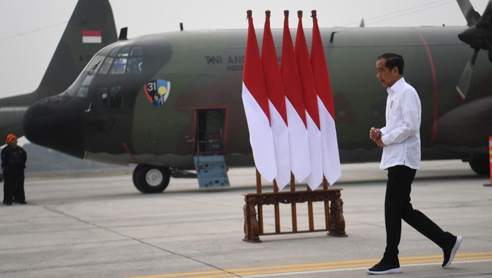 Presiden Joko Widodo bersiap memberikan keterangan usai melepas bantuan untuk Palestina di Pangkalan Udara TNI AU Halim Perdana Kusuma, Jakarta, Sabtu (4/11/2023). Presiden melepas bantuan tahap pertama yang akan diterbangkan dengan tiga pesawat berisi 51,5 ton bantuan berupa bahan makanan, alat medis, selimut, tenda dan barang-barang logistik lainnya yang telah disesuaikan dengan kebutuhan yang ada di Gaza. ANTARA FOTO/Akbar Nugroho Gumay/nym.