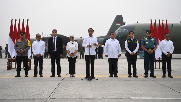 Presiden lepas bantuan untuk Palestina Presiden Joko Widodo bersiap memberikan keterangan usai melepas bantuan untuk Palestina di Pangkalan Udara TNI AU Halim Perdana Kusuma, Jakarta, Sabtu (4/11/2023). Presiden melepas bantuan tahap pertama yang akan diterbangkan dengan tiga pesawat berisi 51,5 ton bantuan berupa bahan makanan, alat medis, selimut, tenda dan barang-barang logistik lainnya yang telah disesuaikan dengan kebutuhan yang ada di Gaza. ANTARA FOTO/Akbar Nugroho Gumay/nym.