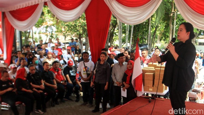 Puan Maharani saat meresmikan kantor TPD Ganjar-Mahfud di Surabaya